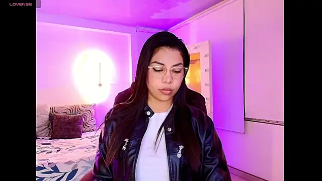 Snapshot of kloe28 chatting on 11-14-25, 03:54 kloe28 online show from 11-14-25, 03:54