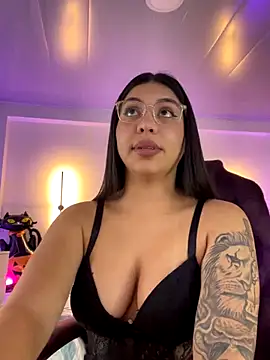 Snapshot of kloe28 chatting on 10-25-25, 11:42 kloe28 online show from 10-25-25, 11:42