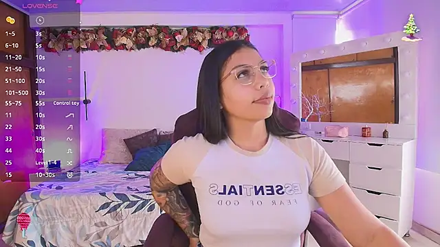 Snapshot of kloe28 chatting on 12-21-25, 07:37 kloe28 online show from 12-21-25, 07:37