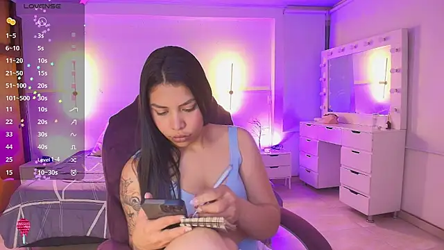 Snapshot of kloe28 chatting on 02-19-26, 03:47 kloe28 online show from 02-19-26, 03:47