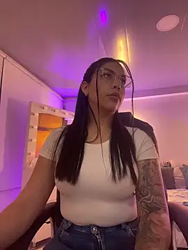 Snapshot of kloe28 chatting on 11-05-25, 03:20 kloe28 online show from 11-05-25, 03:20