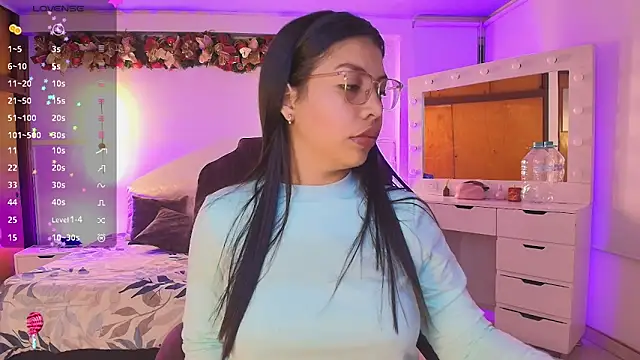 Snapshot of kloe28 chatting on 01-08-26, 03:45 kloe28 online show from 01-08-26, 03:45