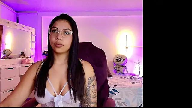 Snapshot of kloe28 chatting on 10-30-25, 04:11 kloe28 online show from 10-30-25, 04:11