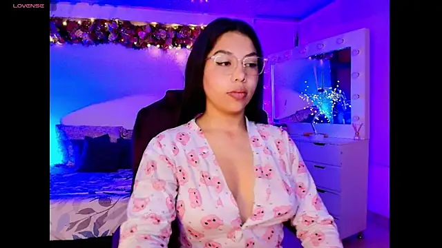 Snapshot of kloe28 chatting on 11-20-25, 03:51 kloe28 online show from 11-20-25, 03:51