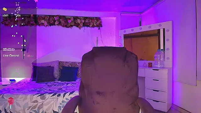 Snapshot of kloe28 chatting on 01-07-26, 03:55 kloe28 online show from 01-07-26, 03:55