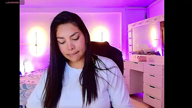 Snapshot of kloe28 chatting on 11-11-25, 03:45 kloe28 online show from 11-11-25, 03:45