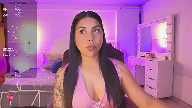 Snapshot of kloe28 chatting on 02-07-26, 03:47 kloe28 online show from 02-07-26, 03:47