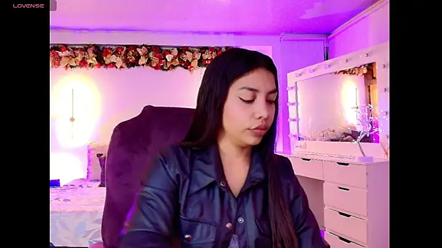 Snapshot of kloe28 chatting on 11-15-25, 03:54 kloe28 online show from 11-15-25, 03:54