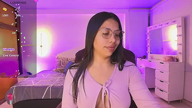 Snapshot of kloe28 chatting on 02-26-26, 03:39 kloe28 online show from 02-26-26, 03:39