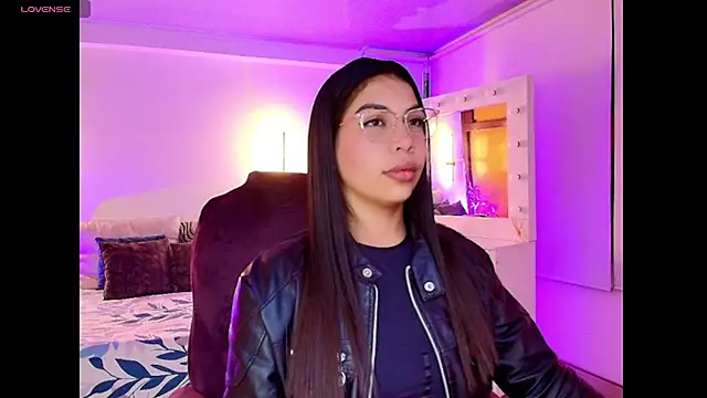 Snapshot of kloe28 chatting on 11-12-25, 03:43 kloe28 online show from 11-12-25, 03:43