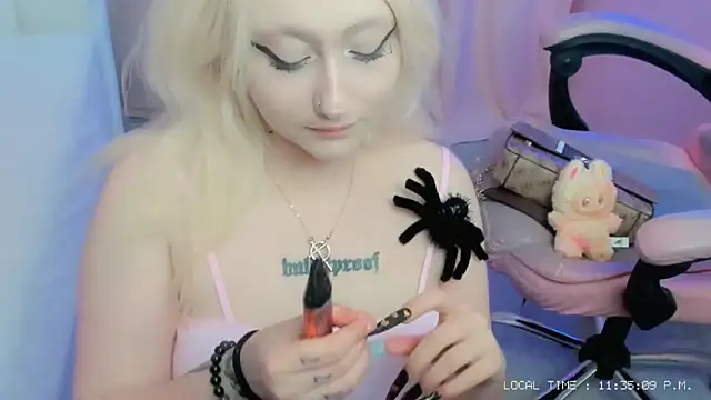 JuliaSharkk online show from 10-29-25, 09:36