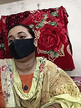 Snapshot of Love_Queen11 chatting on 06-12-26, 05:21 Love Queen11 online show from 06-12-26, 05:21