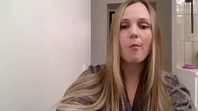 Snapshot of Kyrelinn chatting on 10-27-25, 04:08 Kyrelinn online show from 10-27-25, 04:08
