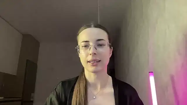 Snapshot of Feynelle chatting on 10-23-25, 09:02 Feynelle online show from 10-23-25, 09:02