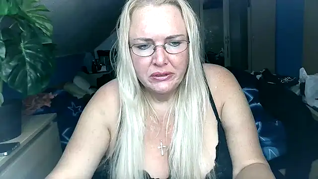 Snapshot of Sandy-Summer chatting on 10-20-25, 03:01 Sandy-Summer online show from 10-20-25, 03:01