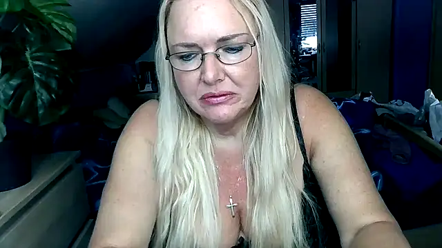Snapshot of Sandy-Summer chatting on 10-21-25, 02:49 Sandy-Summer online show from 10-21-25, 02:49