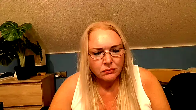 Snapshot of Sandy-Summer chatting on 09-29-25, 03:28 Sandy-Summer online show from 09-29-25, 03:28