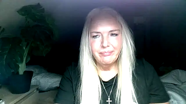 Snapshot of Sandy-Summer chatting on 09-26-25, 05:42 Sandy-Summer online show from 09-26-25, 05:42