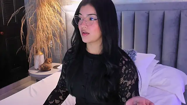 Snapshot of EmmaBlossom chatting on 04-18-26, 12:18 EmmaBlossom online show from 04-18-26, 12:18
