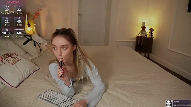 SophieBelll online show from 12-14-25, 12:00