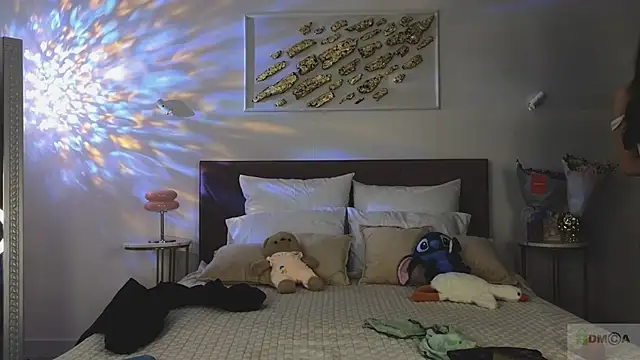 Nicole Broown  online show from 11-21-25, 08:52