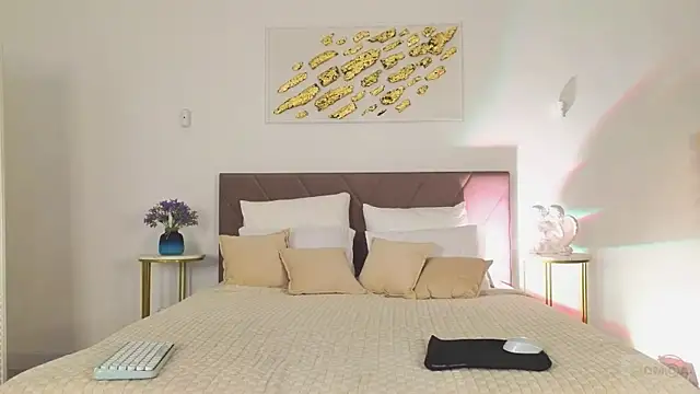 Nicole Broown  online show from 04-14-26, 08:58