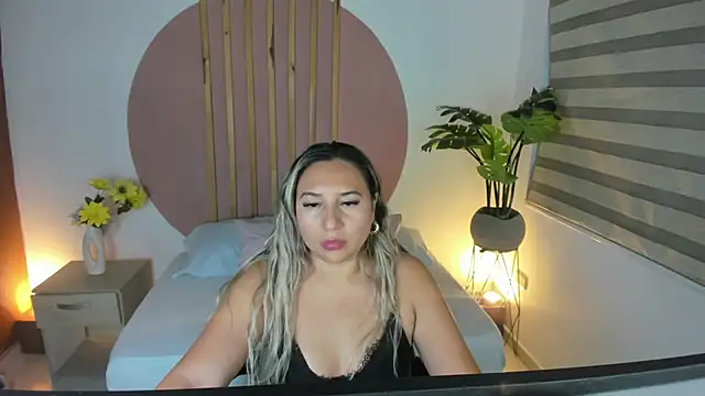 Snapshot of kiara_mirren chatting on 10-10-25, 02:34 kiara mirren online show from 10-10-25, 02:34