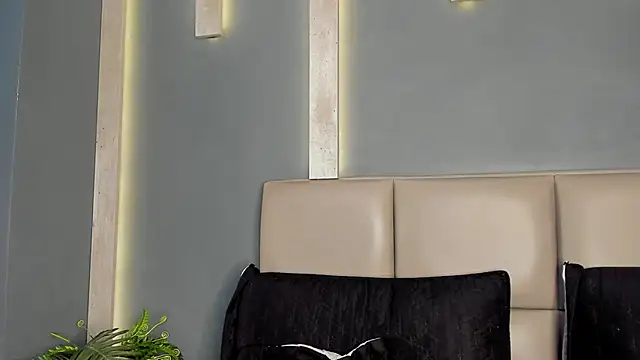 Snapshot of RousseGil_ chatting on 10-21-25, 11:42 RousseGil online show from 10-21-25, 11:42