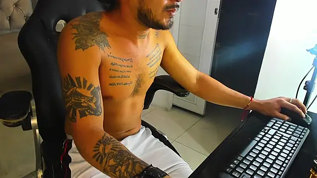 Snapshot of Kevinfox23cms chatting on 10-16-25, 11:51 Kevinfox23cms online show from 10-16-25, 11:51