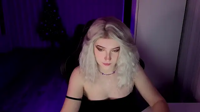 Snapshot of violet-siren-x chatting on 01-18-26, 01:25 violet-siren-x online show from 01-18-26, 01:25