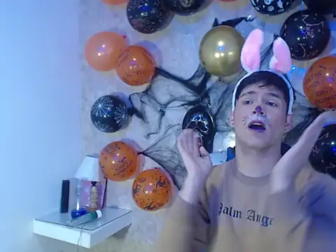 Aaron Foxxx online show from 10-27-25, 01:34