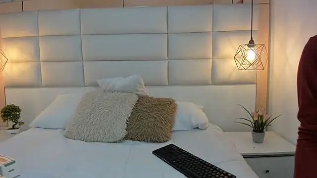 Megane whitte online show from 11-24-25, 08:09