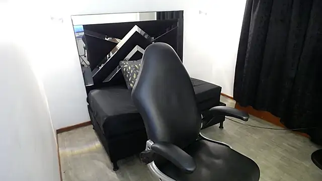 MarianaRojas  online show from 02-01-26, 06:50