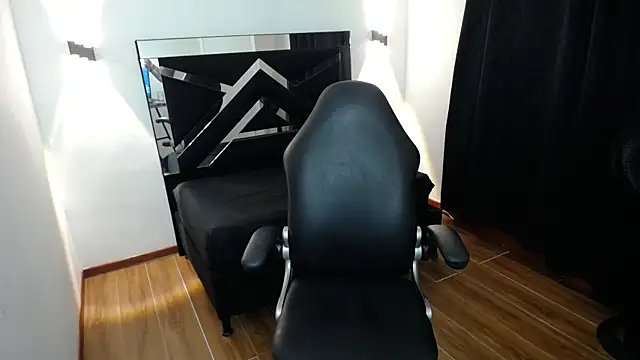 Snapshot of MarianaRojas_ chatting on 11-11-25, 03:23 MarianaRojas online show from 11-11-25, 03:23