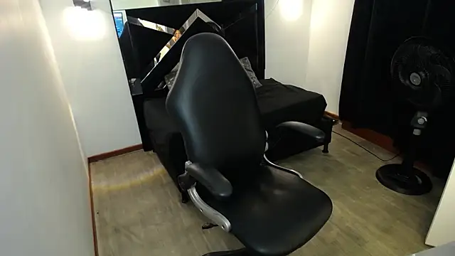 MarianaRojas  online show from 06-12-26, 04:21