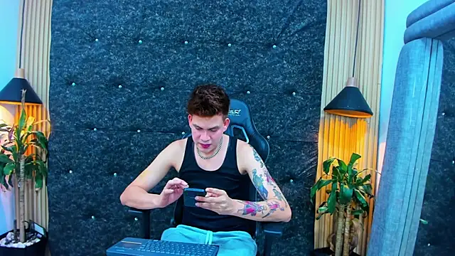 Snapshot of Shadowhunters_ chatting on 09-25-25, 06:30 Shadowhunters online show from 09-25-25, 06:30