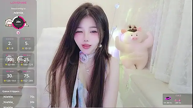 Snapshot of Coco-Di chatting on 05-17-26, 02:33 Coco-Di online show from 05-17-26, 02:33