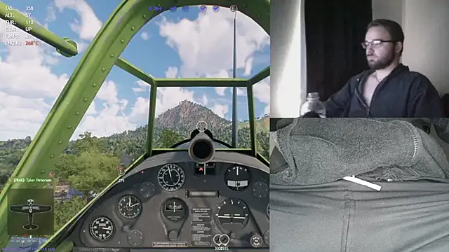 Snapshot of bear8t chatting on 10-18-25, 04:20 bear8t online show from 10-18-25, 04:20