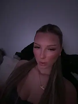 Snapshot of blondeeee chatting on 02-24-26, 05:58 blondeeee online show from 02-24-26, 05:58