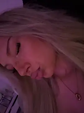 Snapshot of blondeeee chatting on 05-03-26, 03:59 blondeeee online show from 05-03-26, 03:59