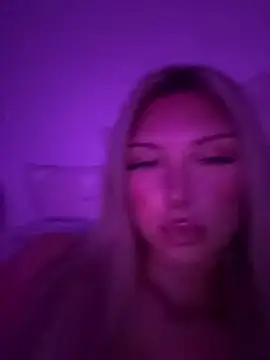 Snapshot of blondeeee chatting on 03-26-26, 06:17 blondeeee online show from 03-26-26, 06:17