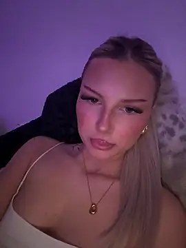 Snapshot of blondeeee chatting on 04-14-26, 04:12 blondeeee online show from 04-14-26, 04:12