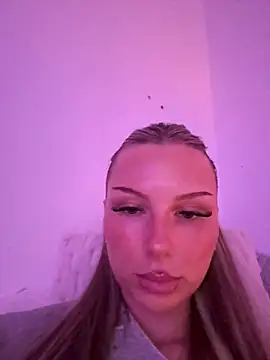 Snapshot of blondeeee chatting on 05-14-26, 03:31 blondeeee online show from 05-14-26, 03:31