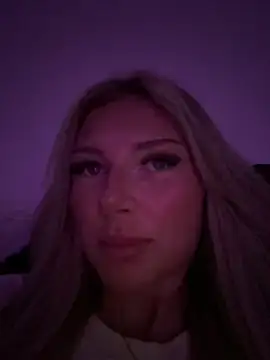 Snapshot of blondeeee chatting on 04-13-26, 04:22 blondeeee online show from 04-13-26, 04:22