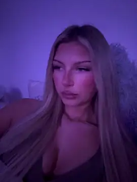Snapshot of blondeeee chatting on 03-25-26, 05:45 blondeeee online show from 03-25-26, 05:45