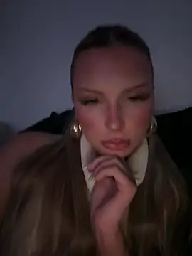 Snapshot of blondeeee chatting on 02-20-26, 05:26 blondeeee online show from 02-20-26, 05:26