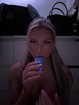 Snapshot of blondeeee chatting on 03-10-26, 06:34 blondeeee online show from 03-10-26, 06:34