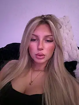 Snapshot of blondeeee chatting on 04-21-26, 04:02 blondeeee online show from 04-21-26, 04:02