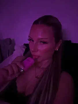 Snapshot of blondeeee chatting on 02-25-26, 05:57 blondeeee online show from 02-25-26, 05:57