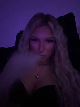 Snapshot of blondeeee chatting on 04-02-26, 03:30 blondeeee online show from 04-02-26, 03:30